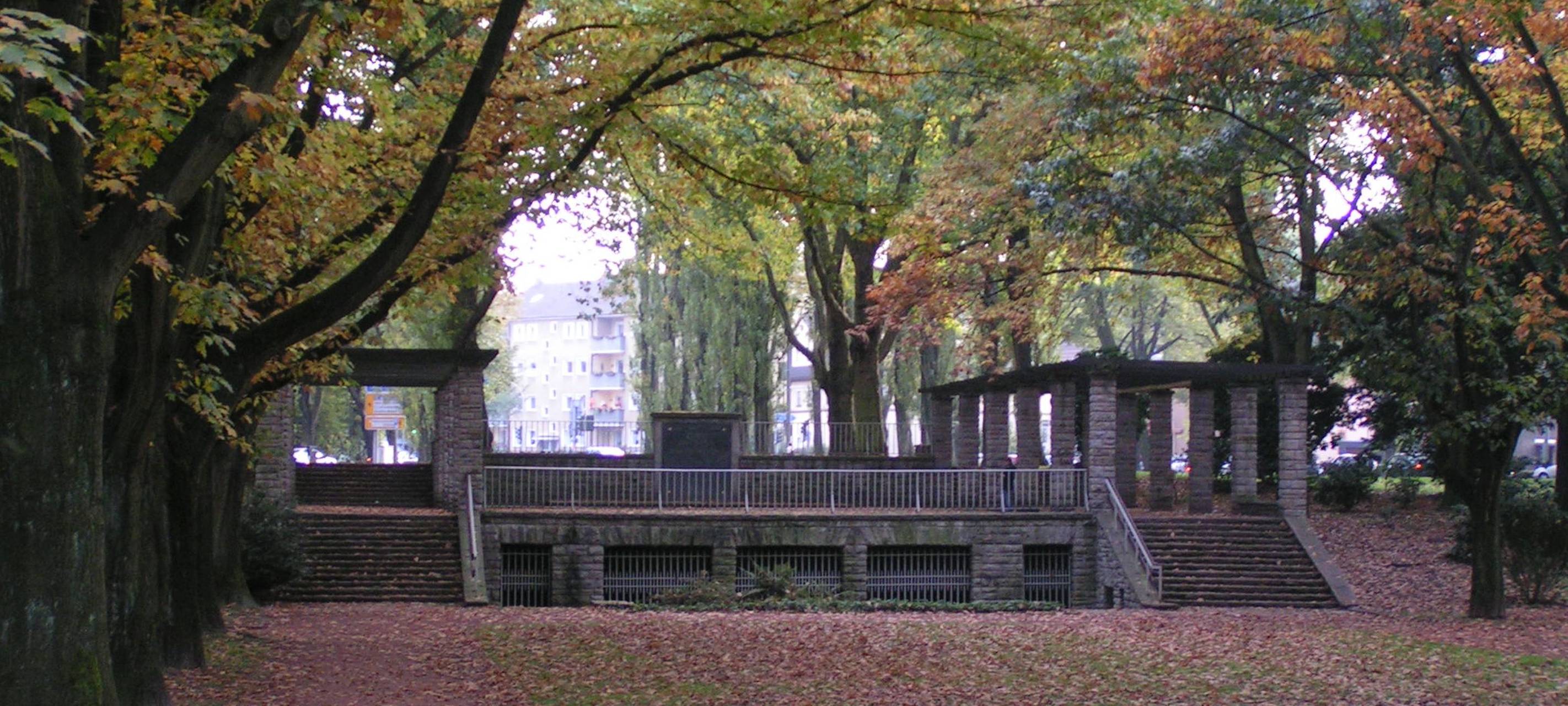 Wege, Wiesen und Bäume im Park am Ehrenmal in Wattenscheid