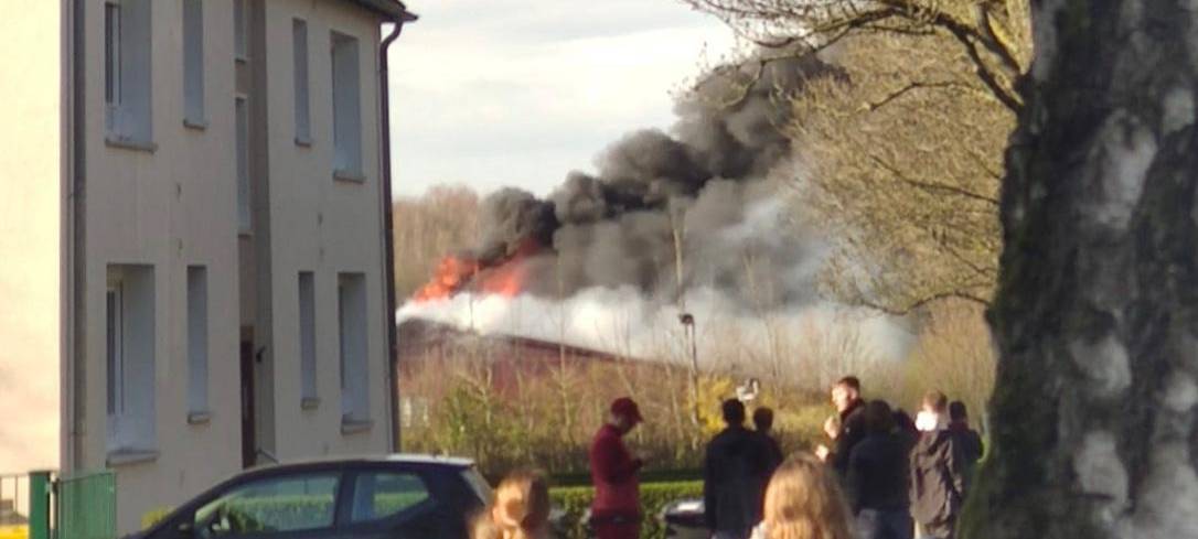 Rauchwolke über Bochum-Gerthe: Schweinemast brennt