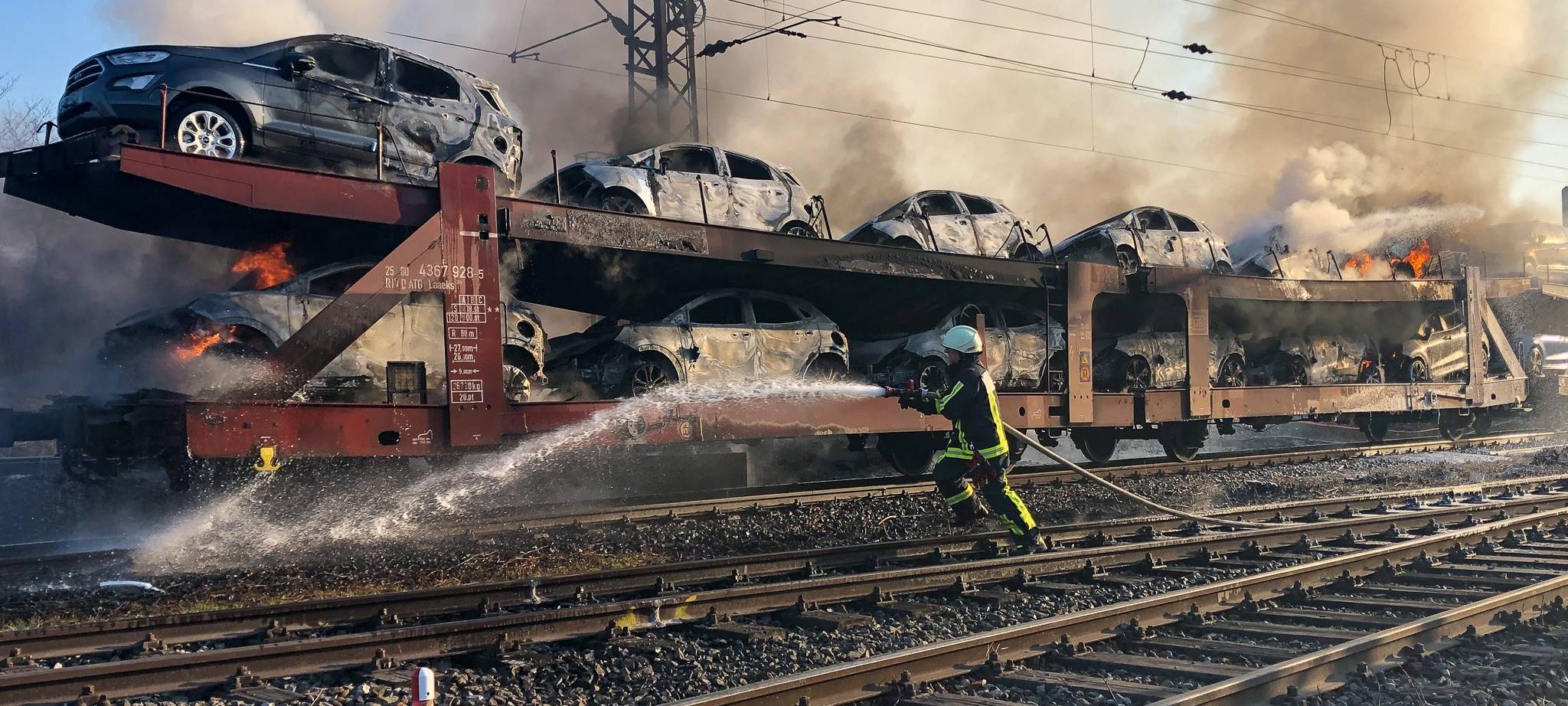 Neuwagen brennen auf Güterzug