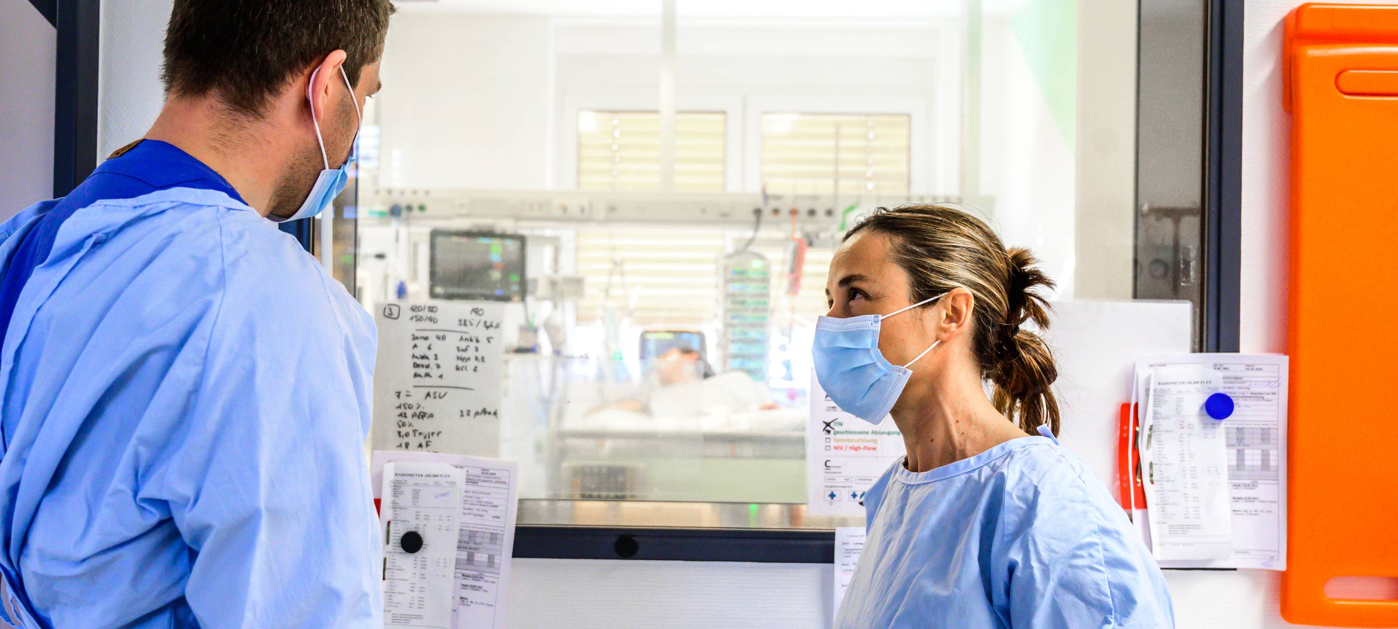 rechts im Bild: Dr. Ines Siglienti auf der Intensivstation des Katholischen Klinikums Bochum