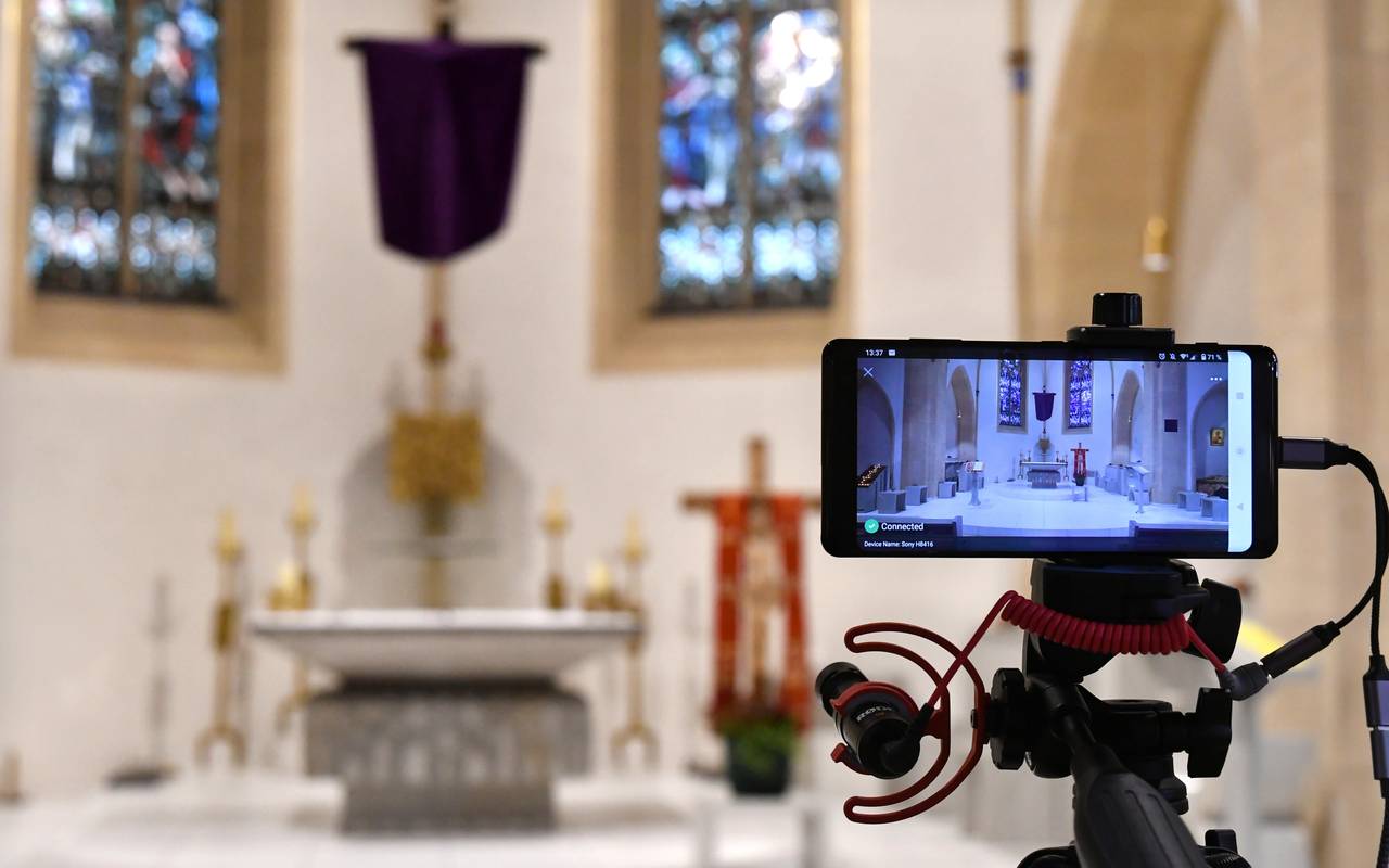 Zisterzienser-Kloster in Stiepel überträgt die Gottesdienste an Ostern mit Handy und Webcam
