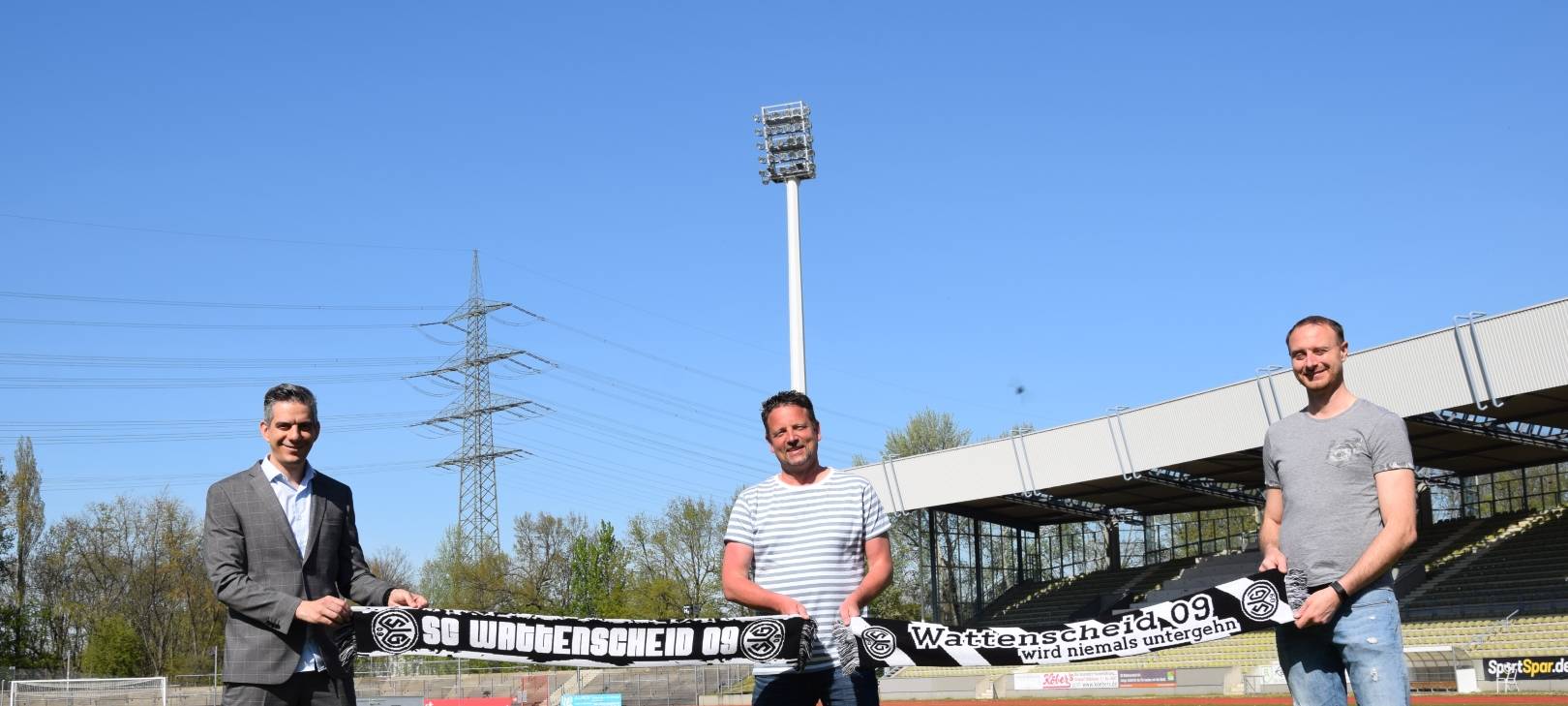 Sport-Vorstand Christian Pozo Y Tamayo, Chef-Trainer Christian Britscho und Co-Trainer Timo Janczak im Lohrheidestadion.