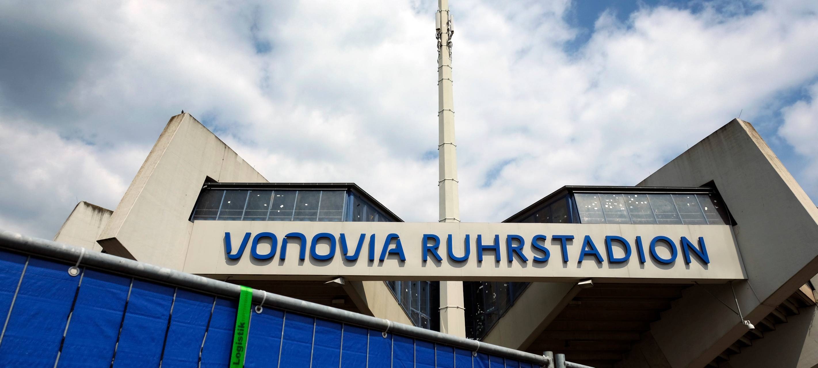 Abgesperrtes Ruhrstadion während der Corona-Pandemie