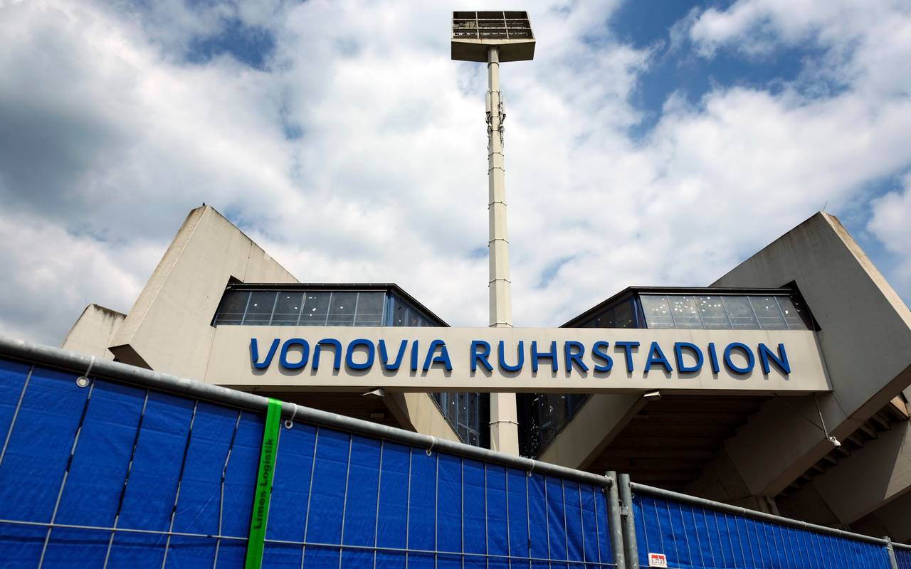 Abgesperrtes Ruhrstadion während der Corona-Pandemie