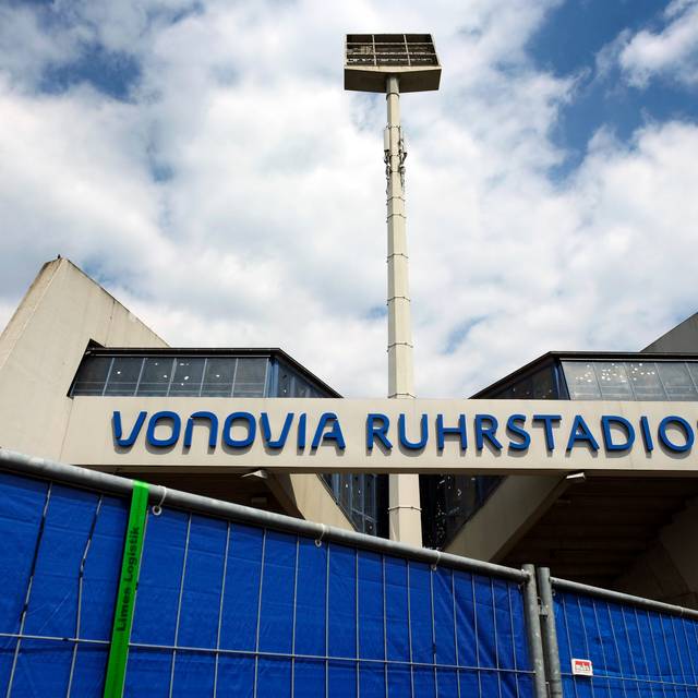 Abgesperrtes Ruhrstadion während der Corona-Pandemie