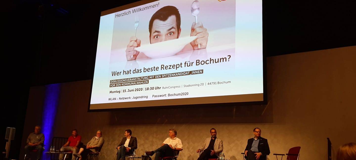 Junge Menschen aus Bochum diskutieren mit Spitzenpolitikern