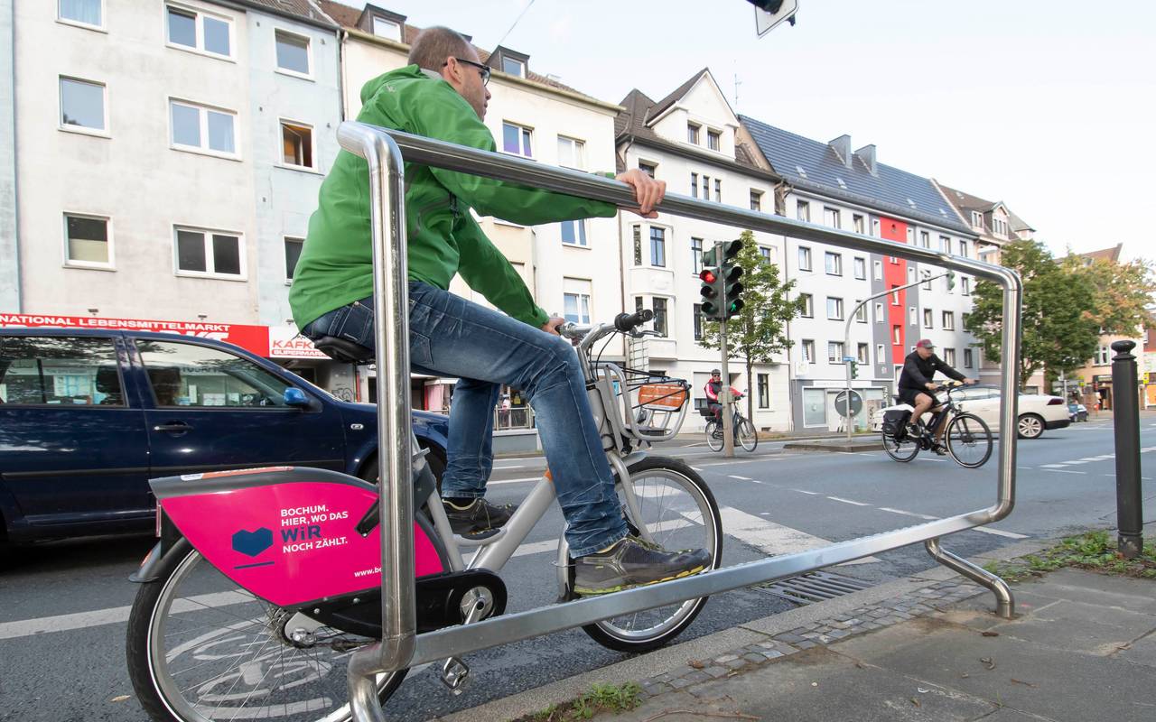 Radfahrer finden in Bochum jetzt zwei Haltebügeln an Ampeln.