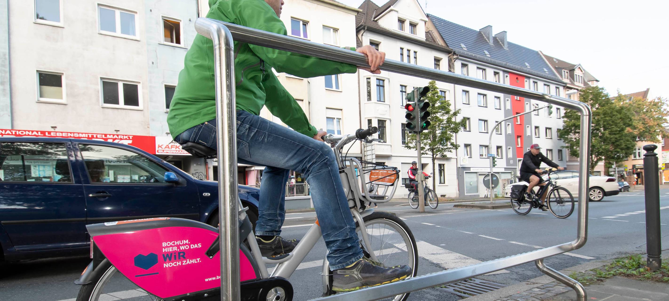 Radfahrer finden in Bochum jetzt zwei Haltebügeln an Ampeln.