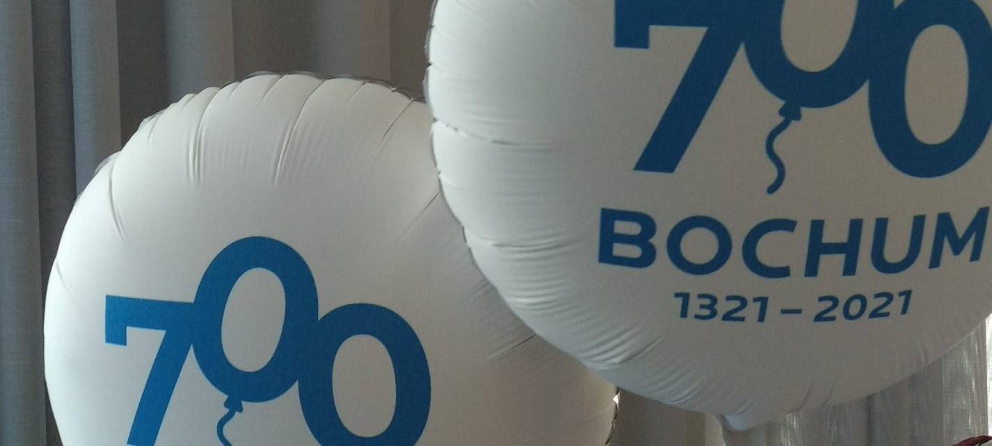 Zwei weiße Ballons auf denen in blauer Schrift 700 Jahre Bochum steht.