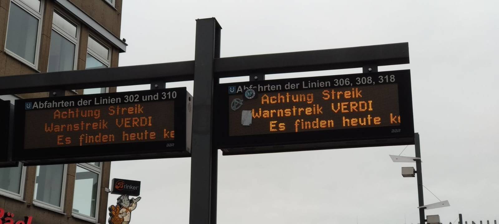 Anzeige am Hauptbahnhof warnt vor dem Streik.