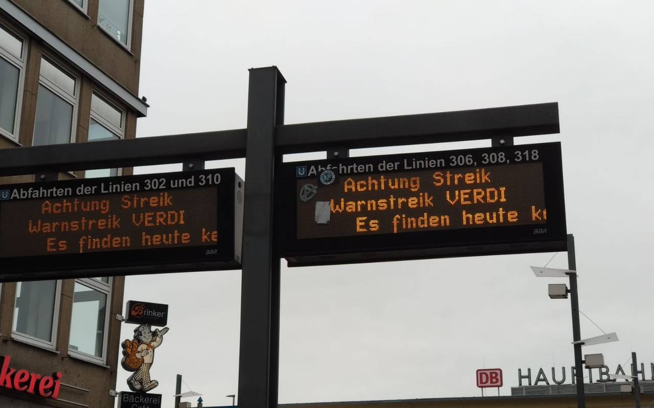 Anzeige am Hauptbahnhof warnt vor dem Streik.