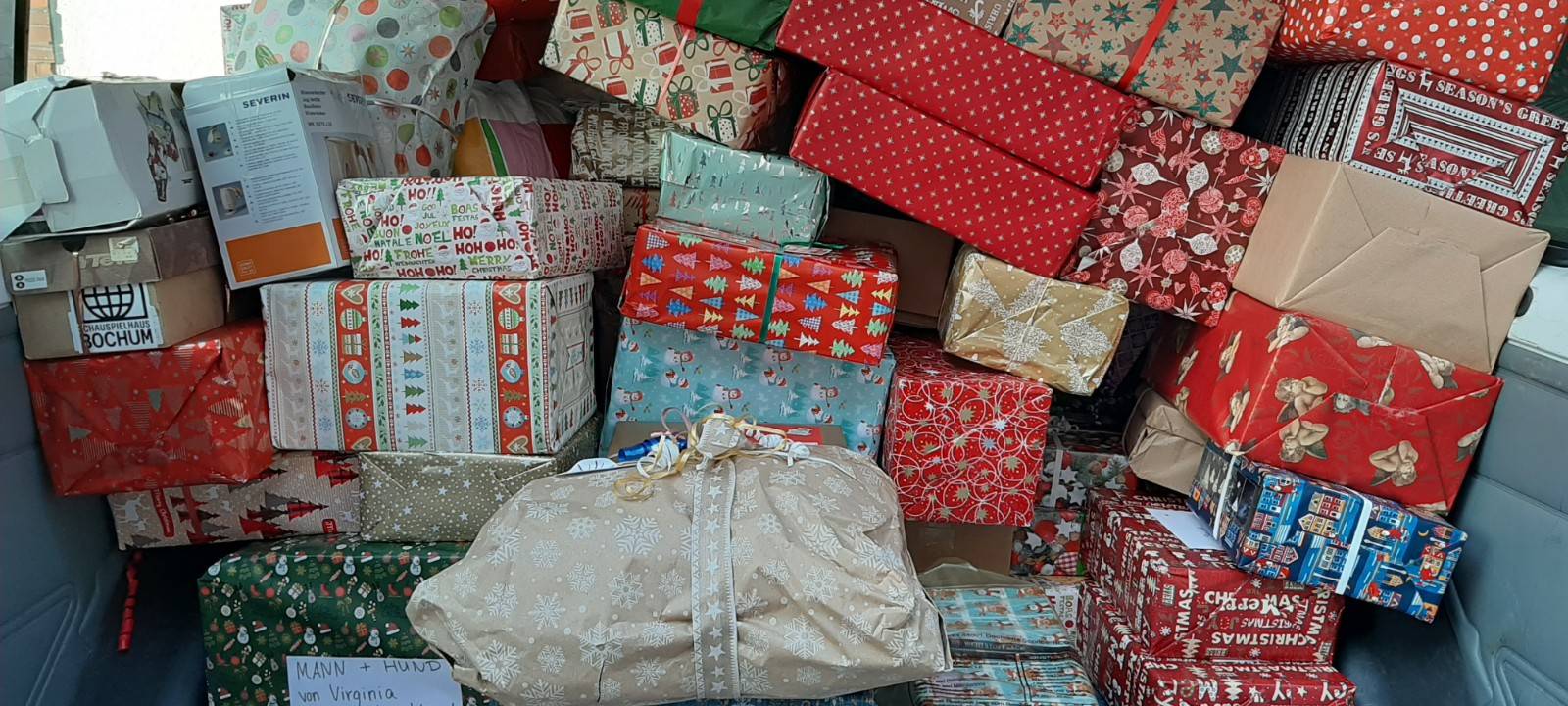 Viele Geschenke in einem Auto