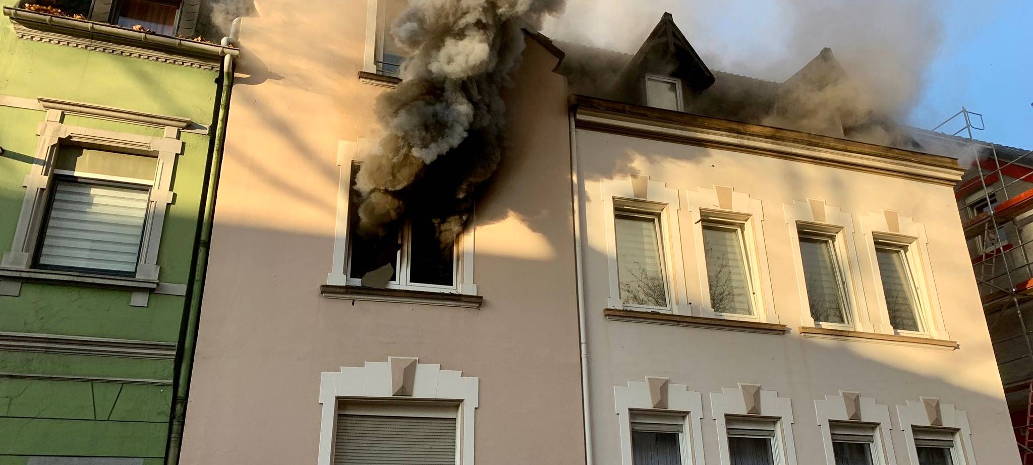 Aus einem Wohnungsfenster kommt Rauch heraus.