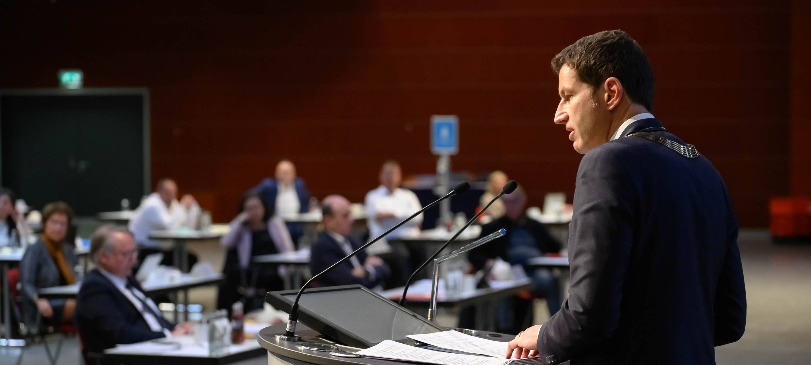 Thomas Eiskirch steht an einem Rednerpult im Ruhrcongress