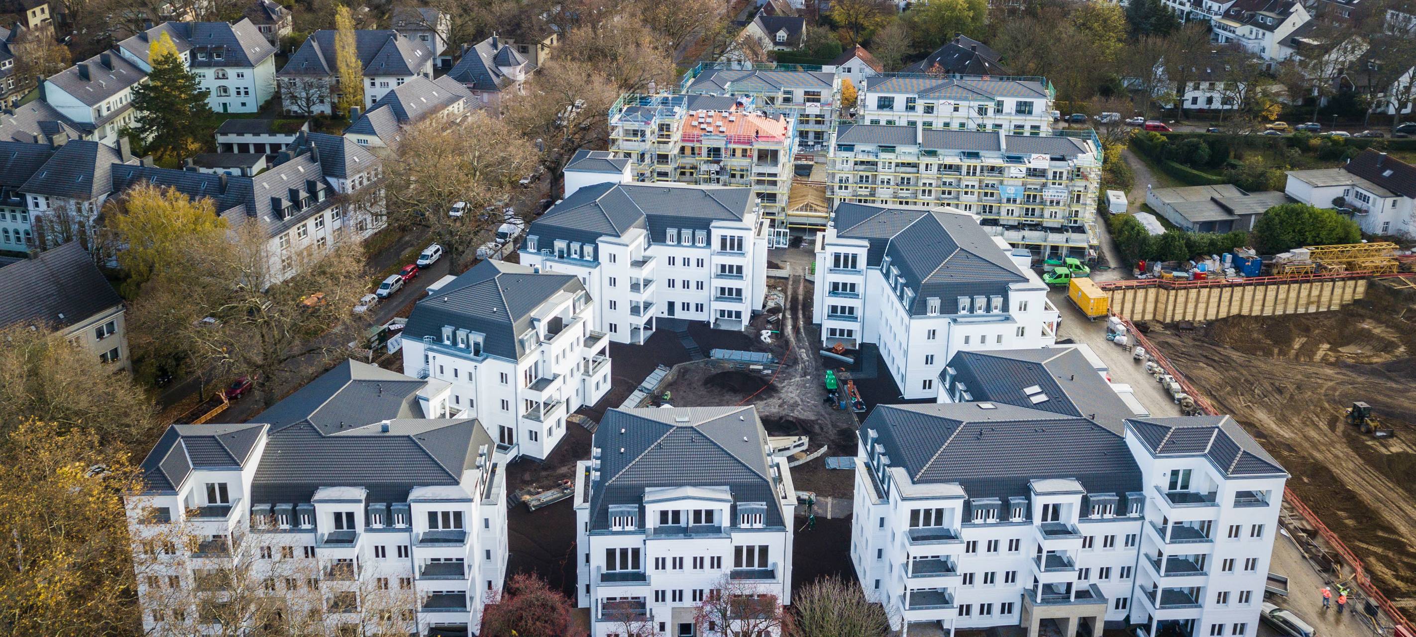 Das Bild zeigt eine Luftaufnahme der ersten neuen Mehrfamilienhäuser