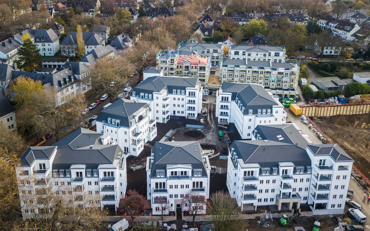 Das Bild zeigt eine Luftaufnahme der ersten neuen Mehrfamilienhäuser