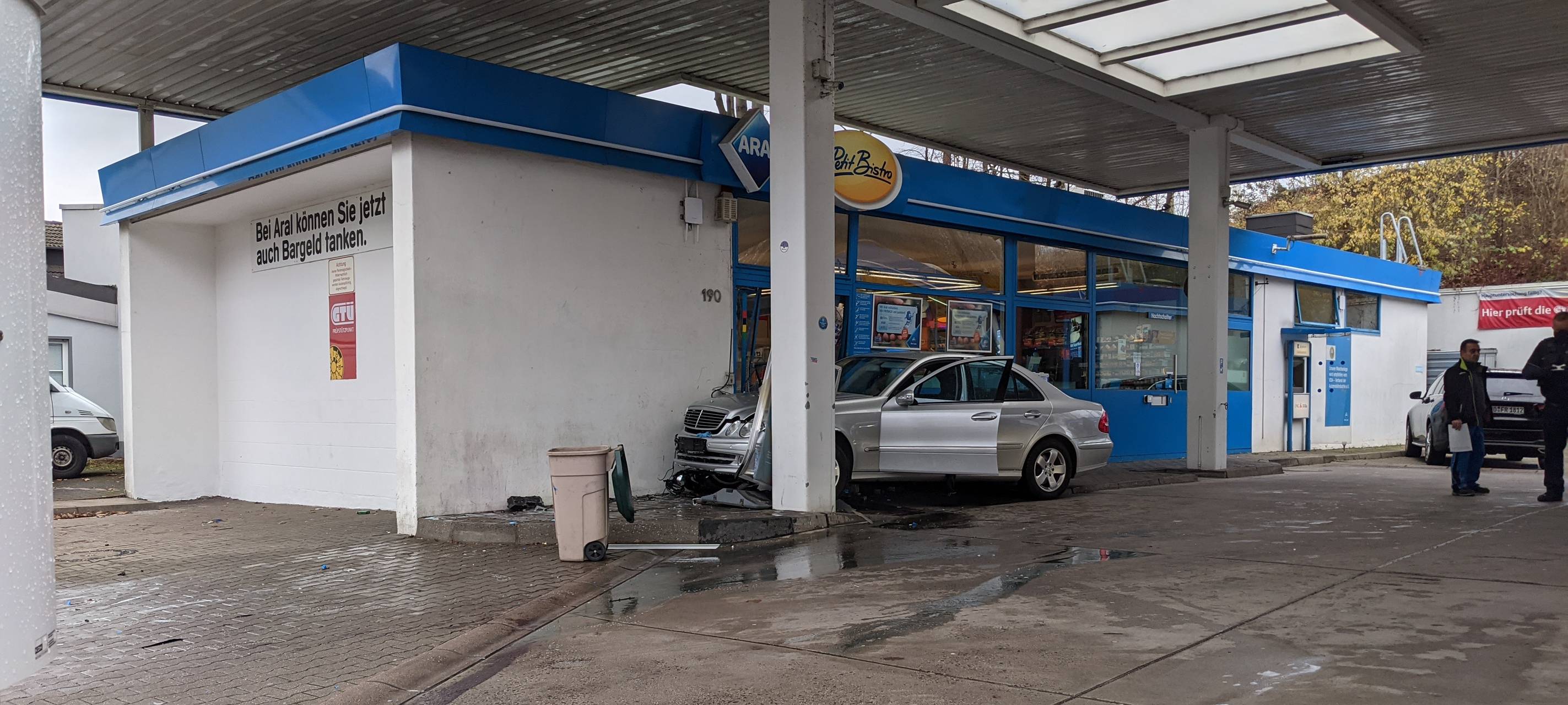 Bochumer kracht in Tankstelle