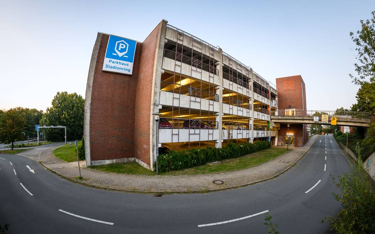 Das Bild zeigt das Parkhaus am Bochumer Stadionring von außen.