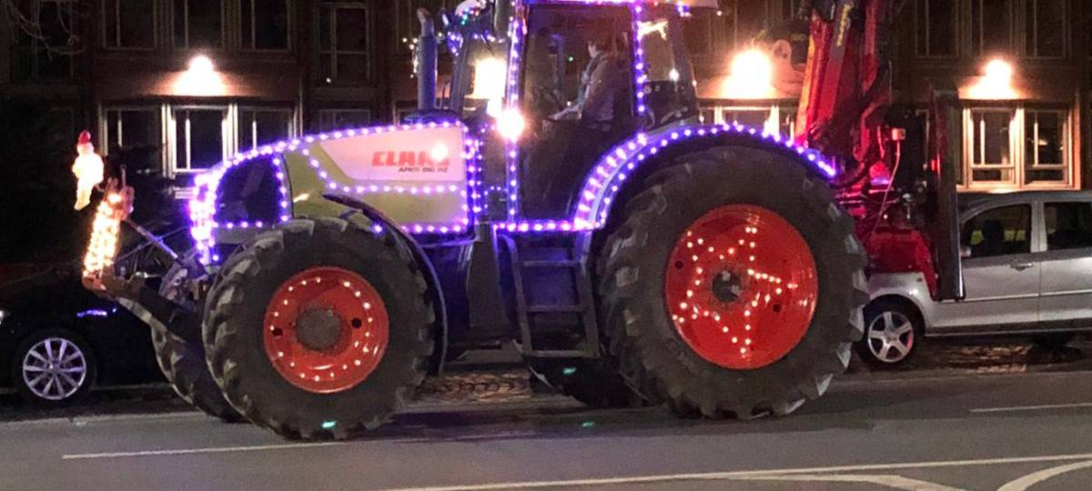 Einer der über 50 geschmückten Traktoren beim Bochumer Weihnachts-Konvoi.