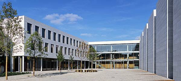 Das Foto zeigt das Nordgebäude des BGH von außen