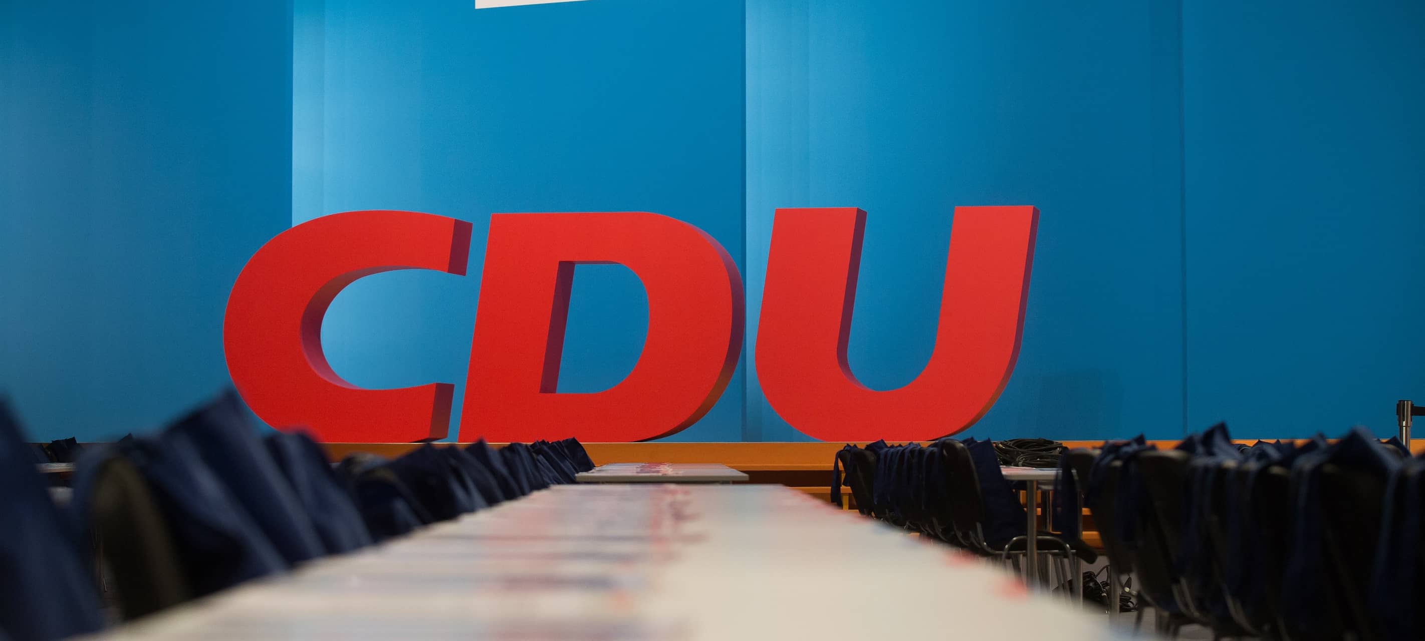CDU Logo Tische Stühle Parteitag