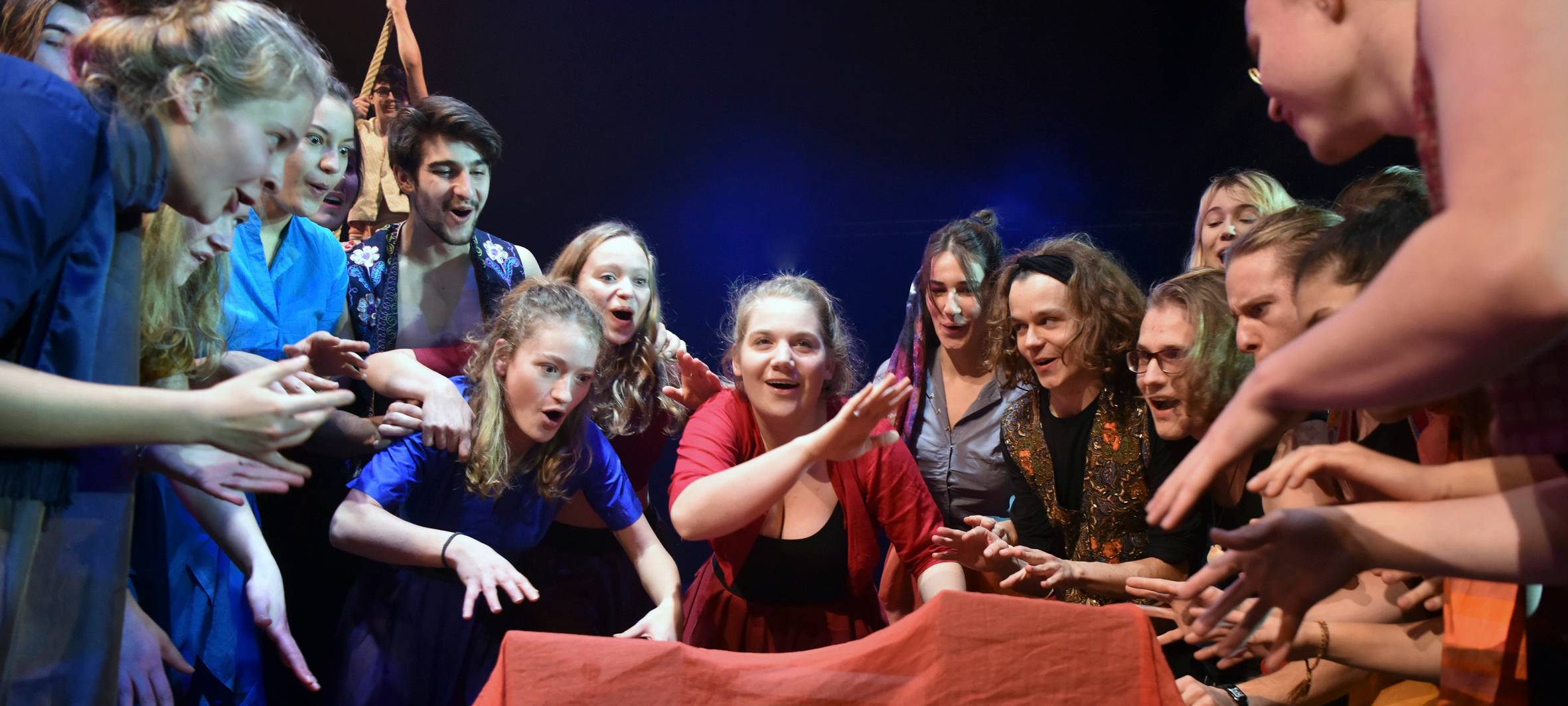 Viele junge Menschen auf einer Bühne