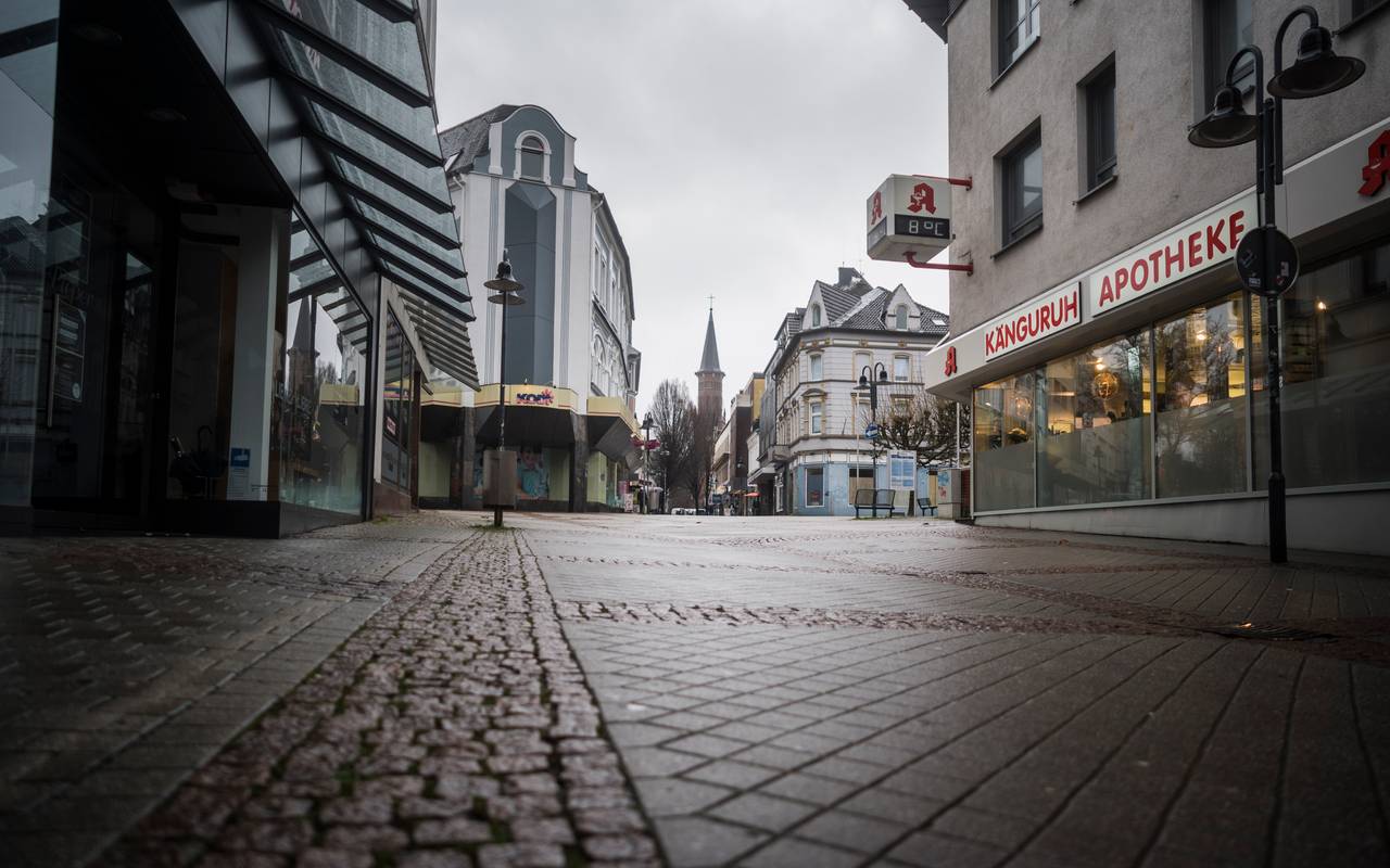 Menschenleere Fußgängerzone in der Bochumer-Wattenscheid