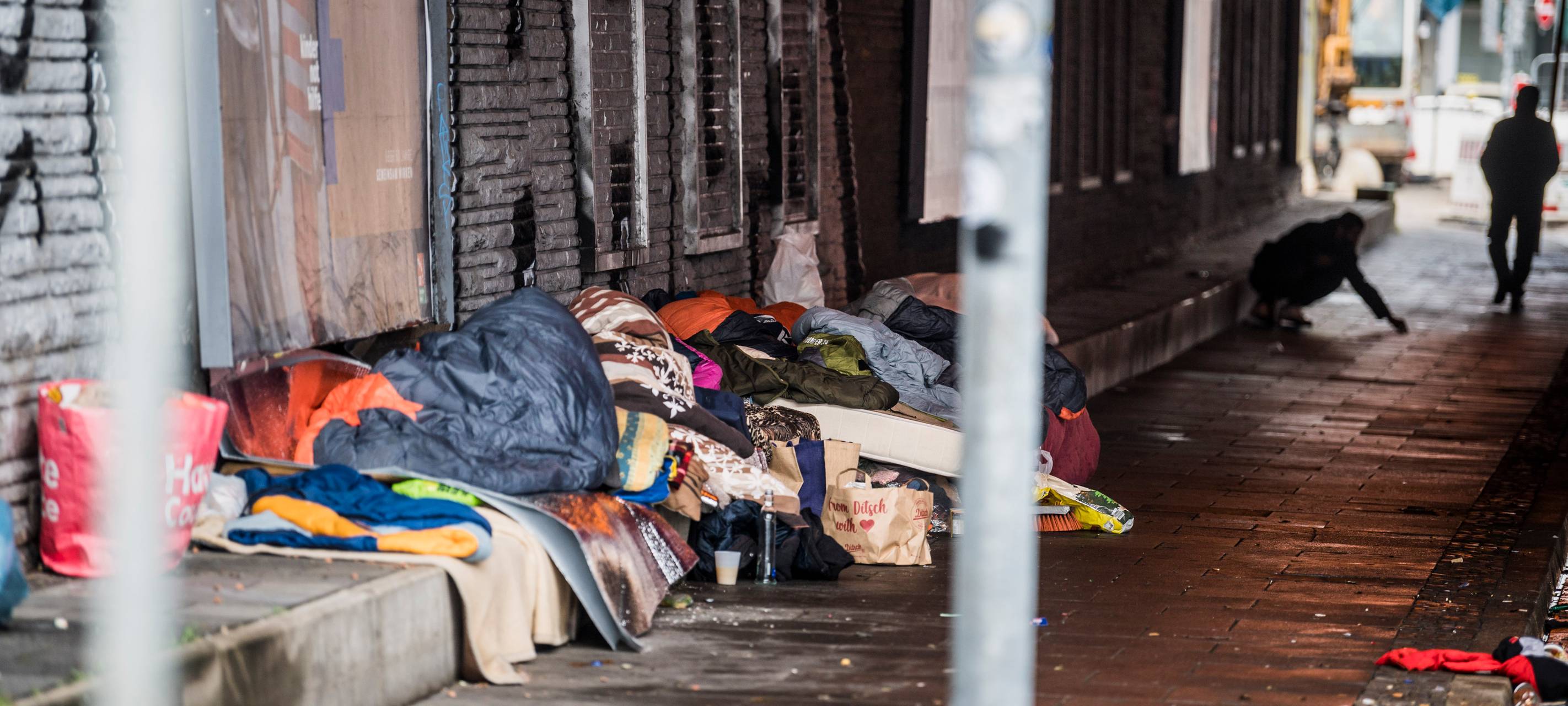 Obdachlose unter der Eisenbahnbrücke an der Unistraße in Bochum
