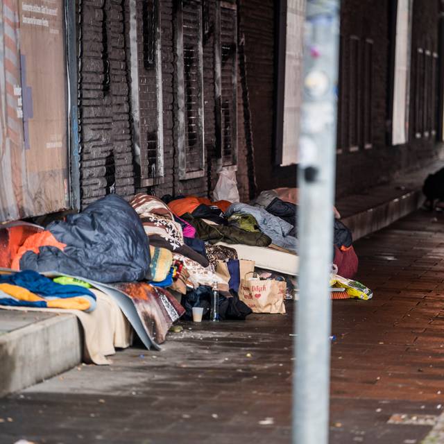 Obdachlose unter der Eisenbahnbrücke an der Unistraße in Bochum