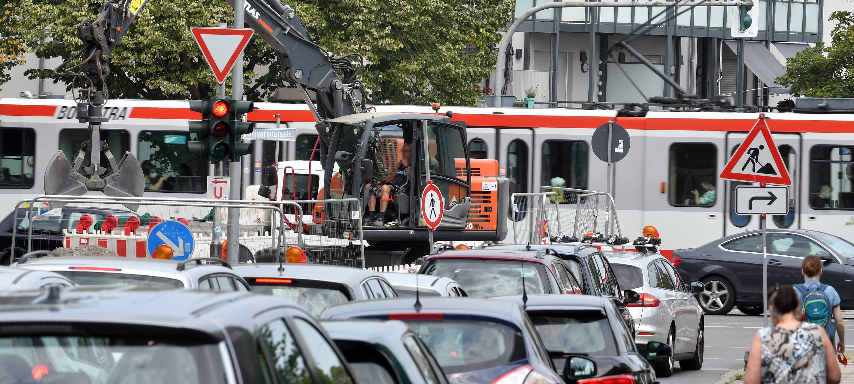 Autos und Straßenabhan im Stau an der Baustelle