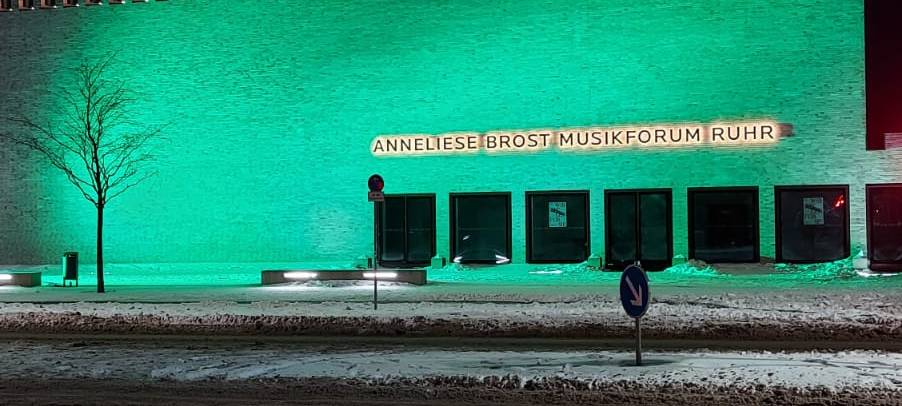 Annelise Brost Musikforum leuchtet grün