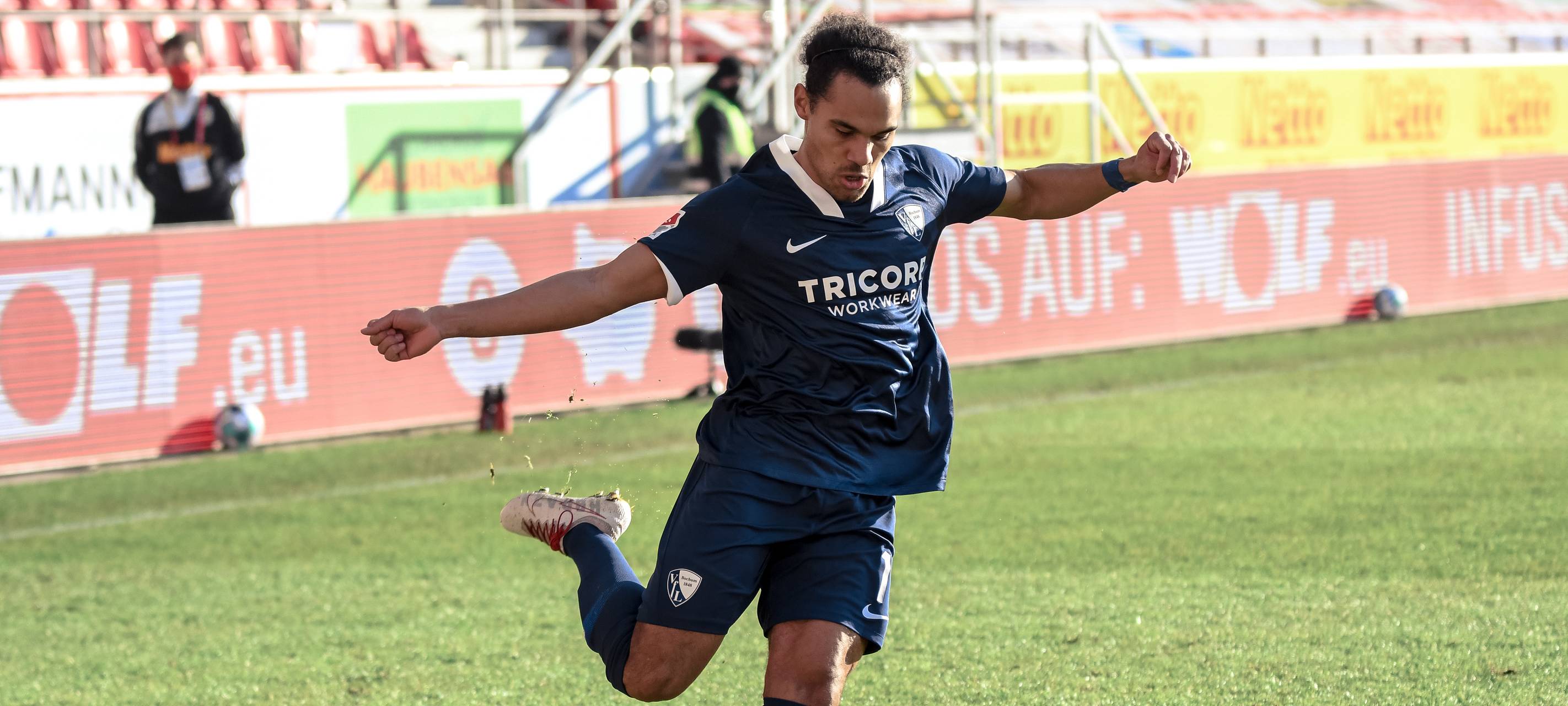 Herbert Bockhorn schießt einen Ball weg