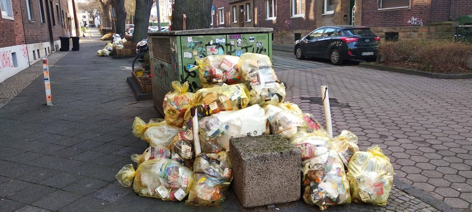 Gelbe Säcke gestapelt