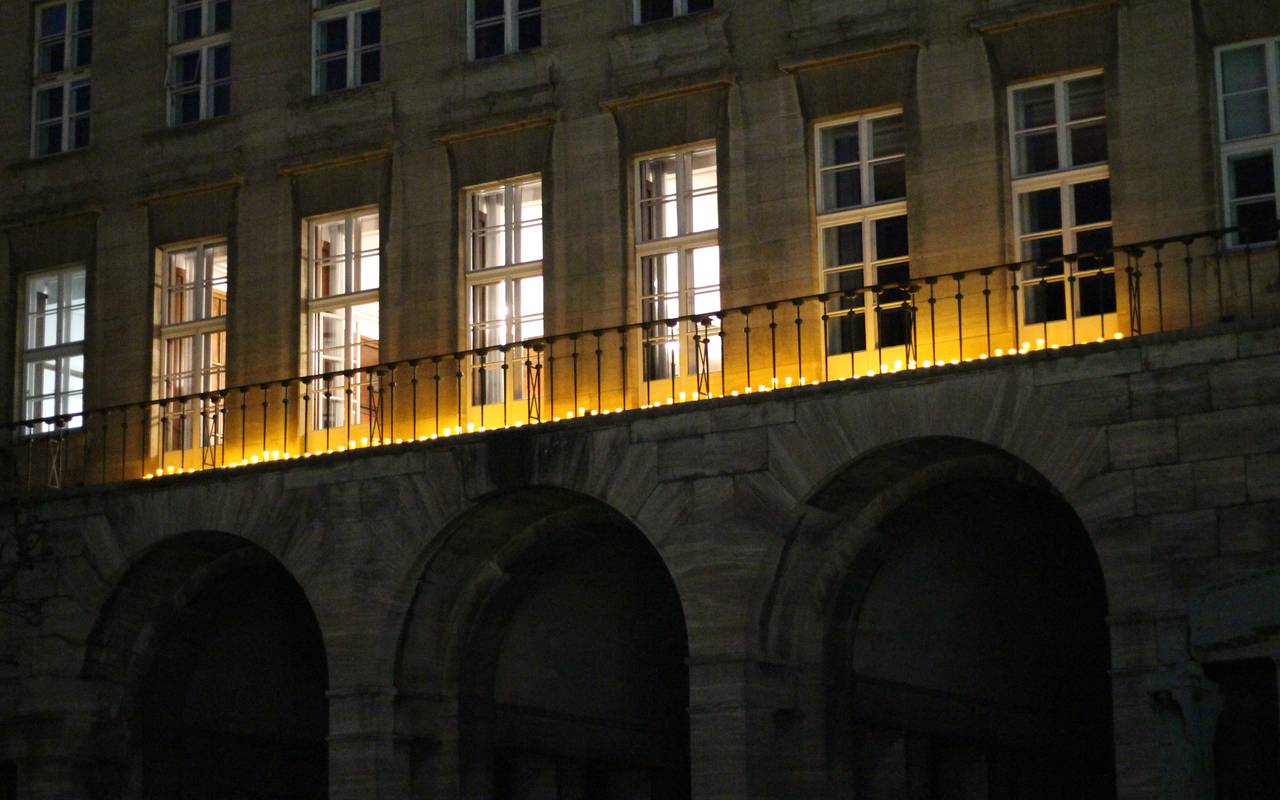 163 Kerzen brennen am 26.02.2021 auf dem Balkon des Bochumer Rathauses.