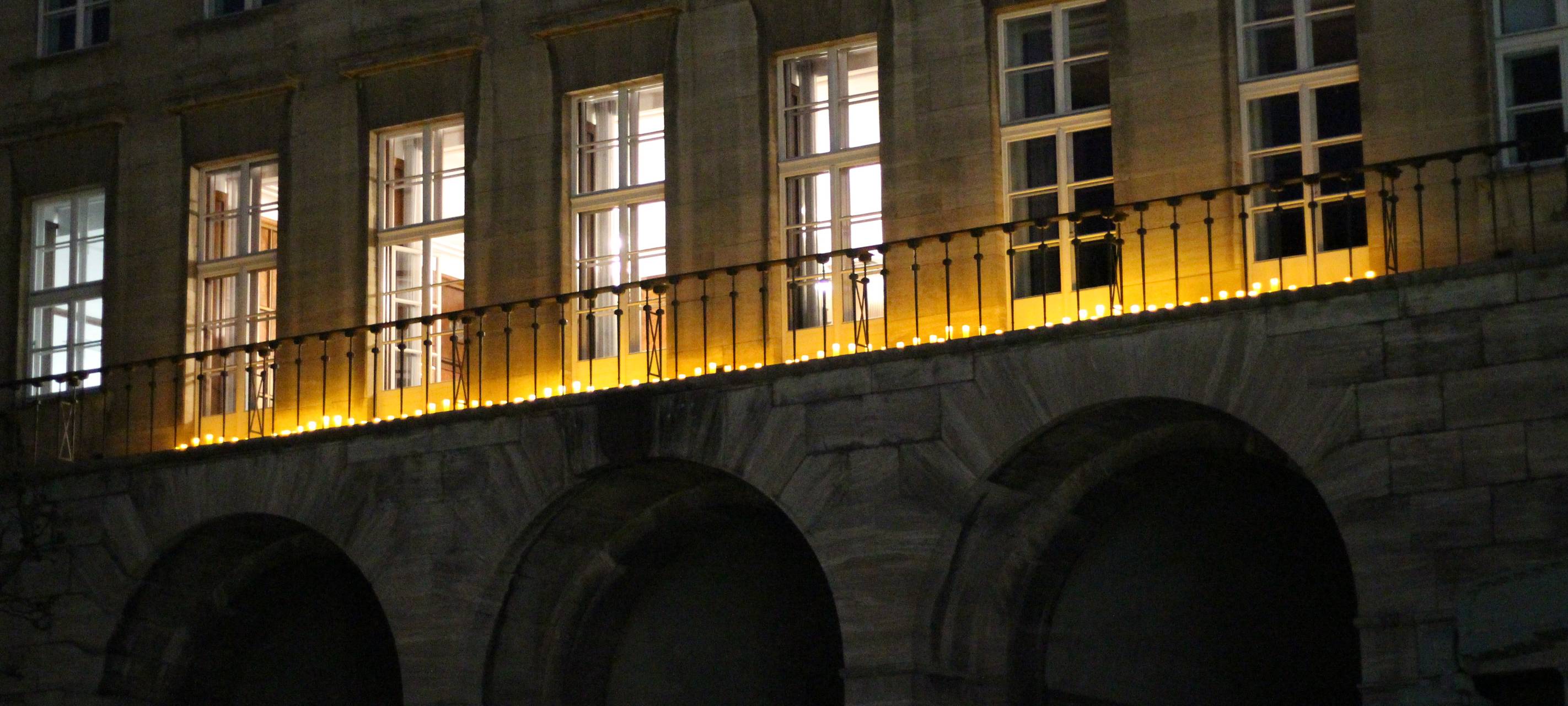 163 Kerzen brennen am 26.02.2021 auf dem Balkon des Bochumer Rathauses.