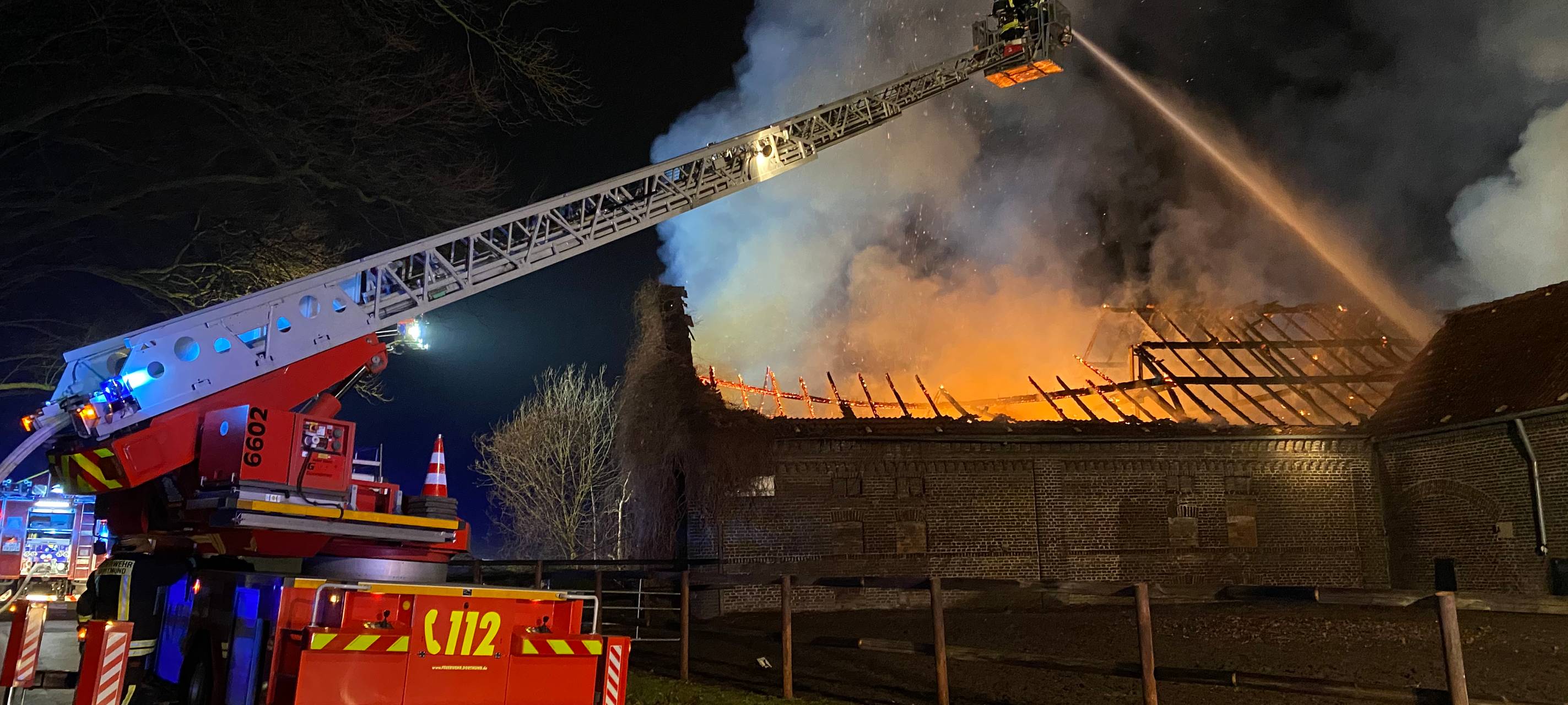 Feuerwehr löscht Scheune mit Drehleiter