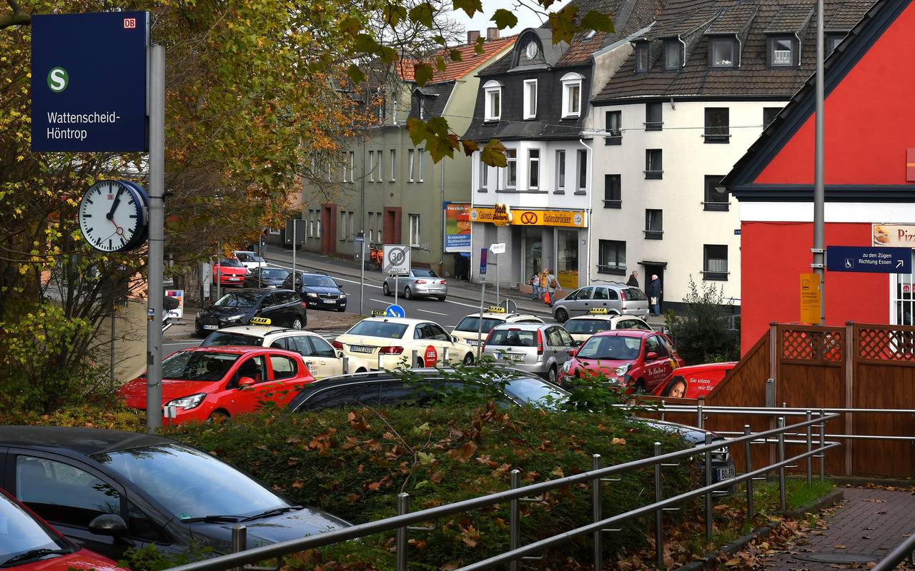 Viele Autos parken am S-Bahnhof Höntrop