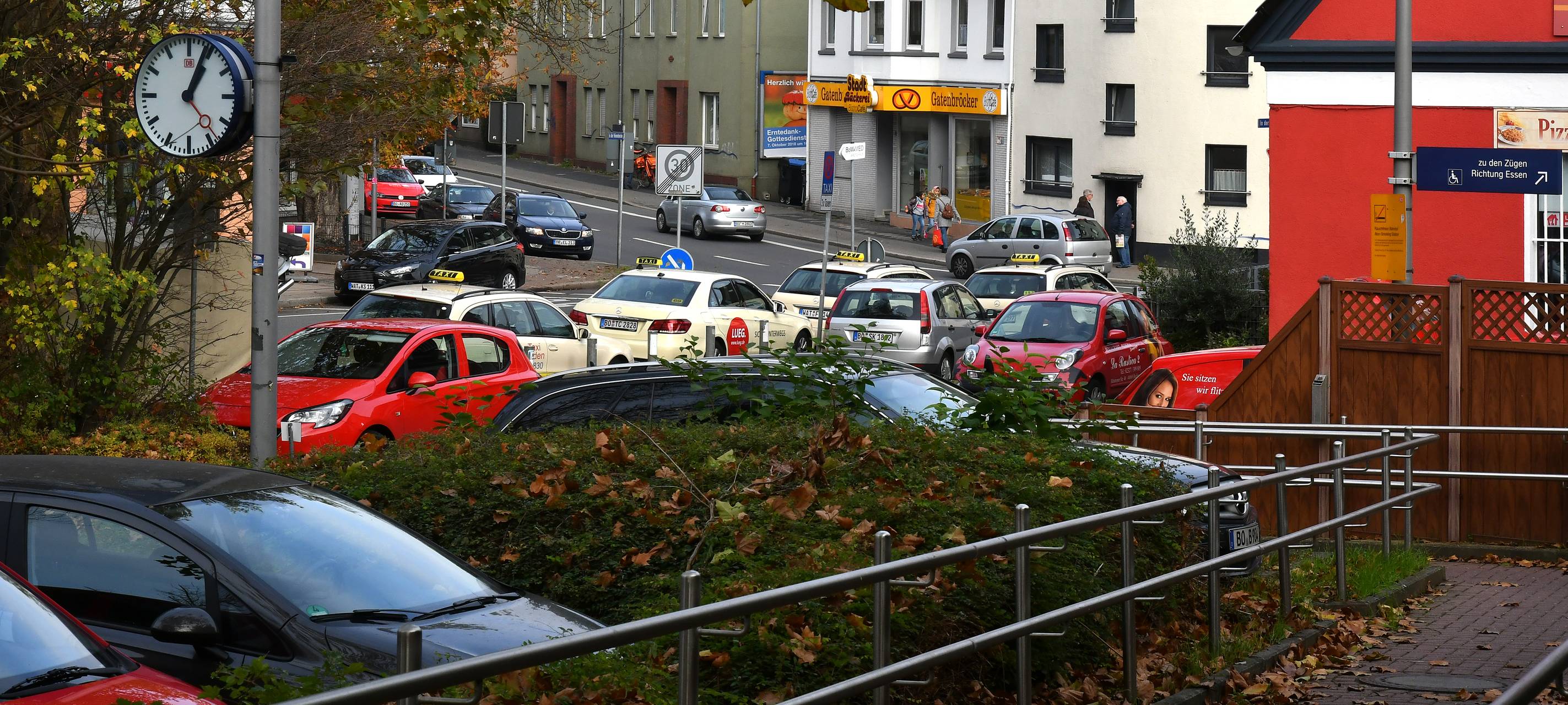Viele Autos parken am S-Bahnhof Höntrop