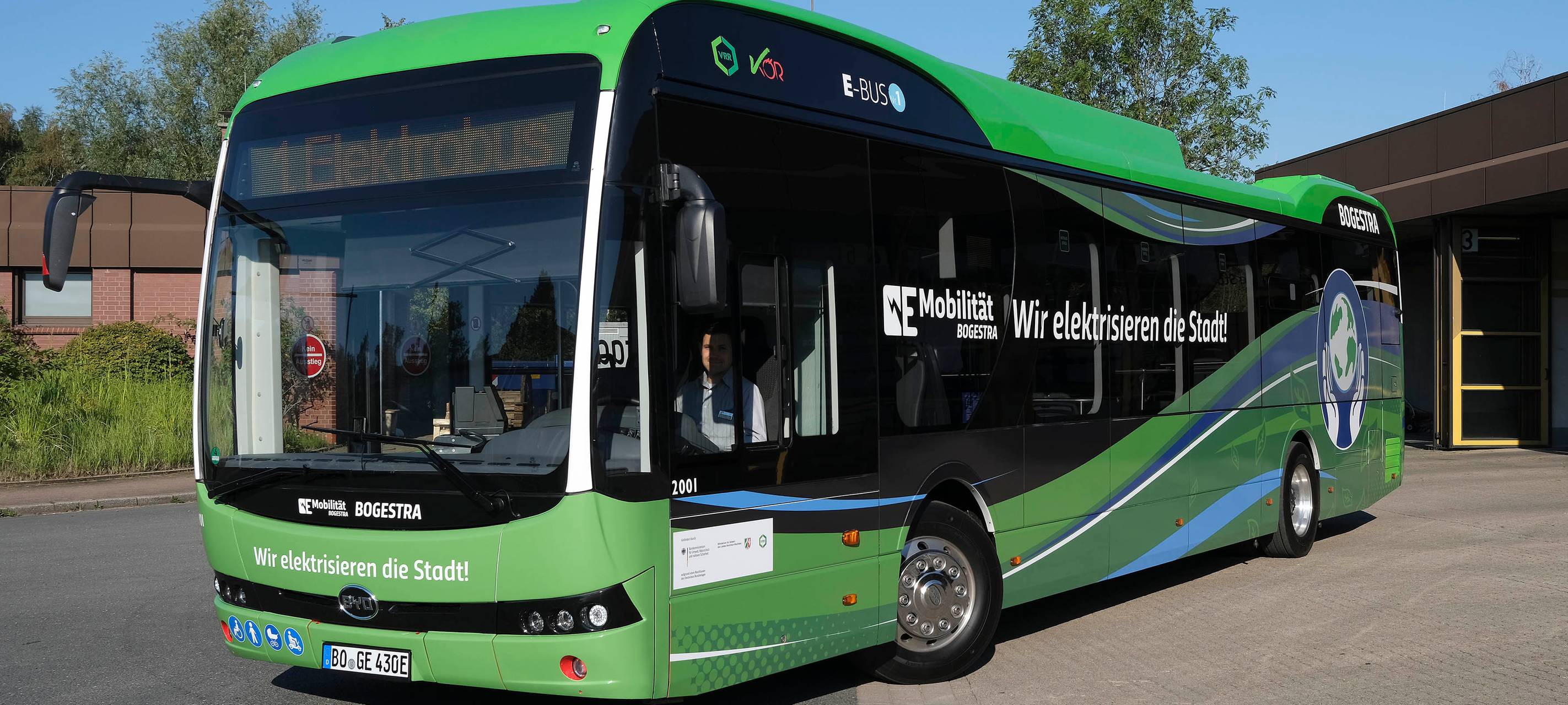 Ein grüner Bogestra-Elektrobus parkt auf einem Betriebshof