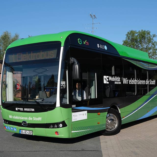 Ein grüner Bogestra-Elektrobus parkt auf einem Betriebshof