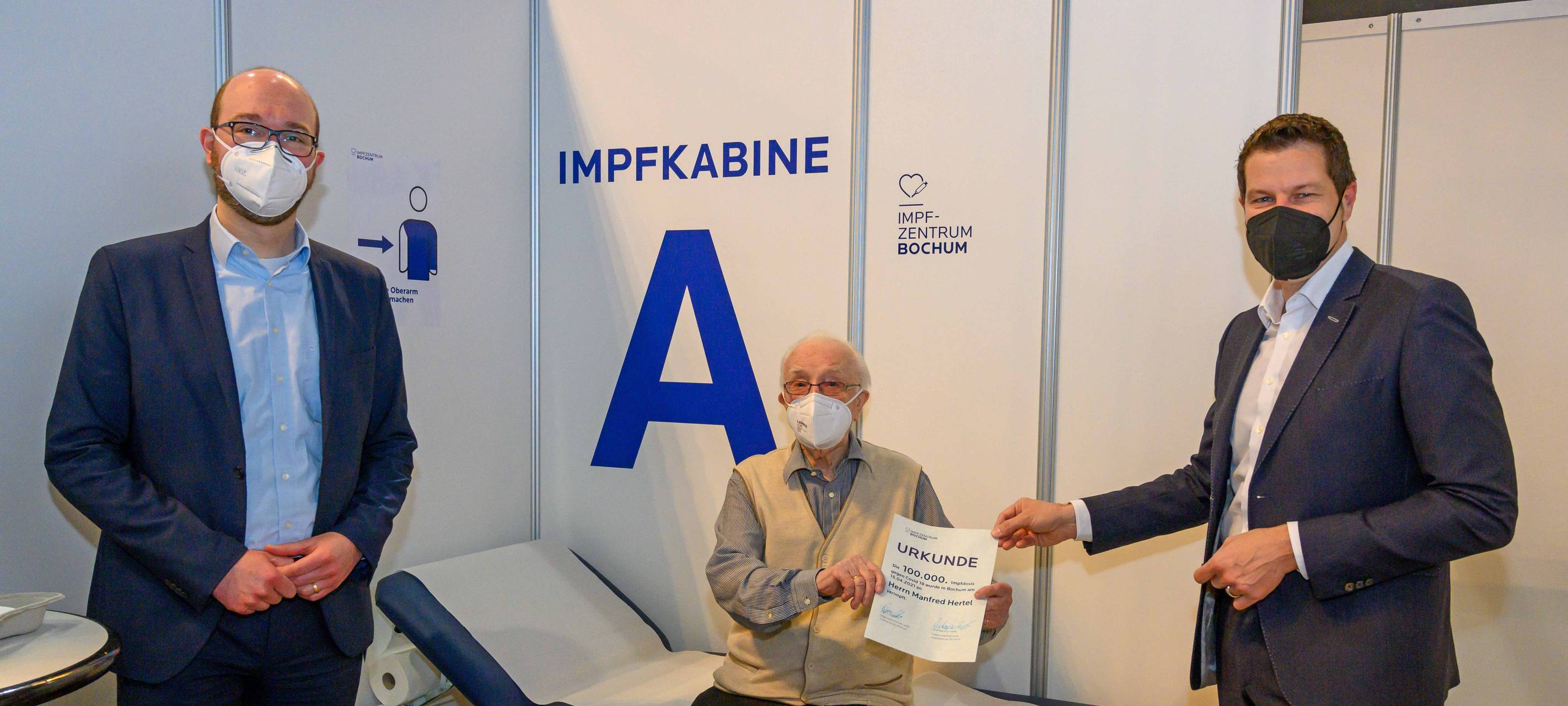 96-Jähriger bekommt 100-tausendste Corona-Impfdosis in Bochum