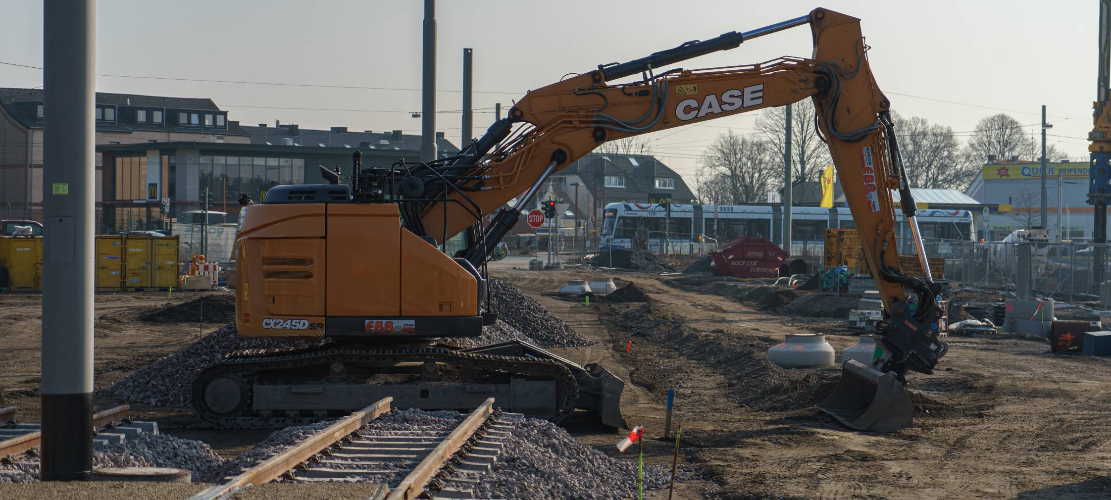 Bagger und Gleise auf ehemaligem Opelgelände