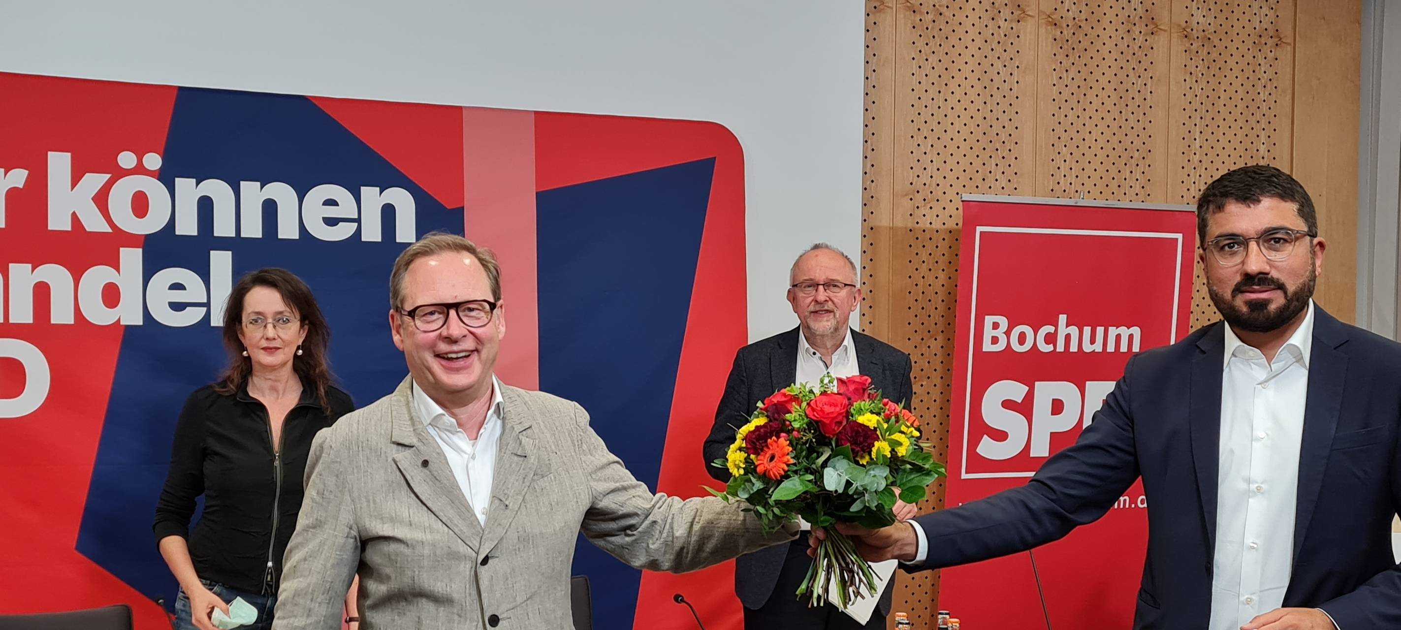 Der bisherige SPD-Vorsitzende Bochum übergibt Blumen an seinen Nachfolger