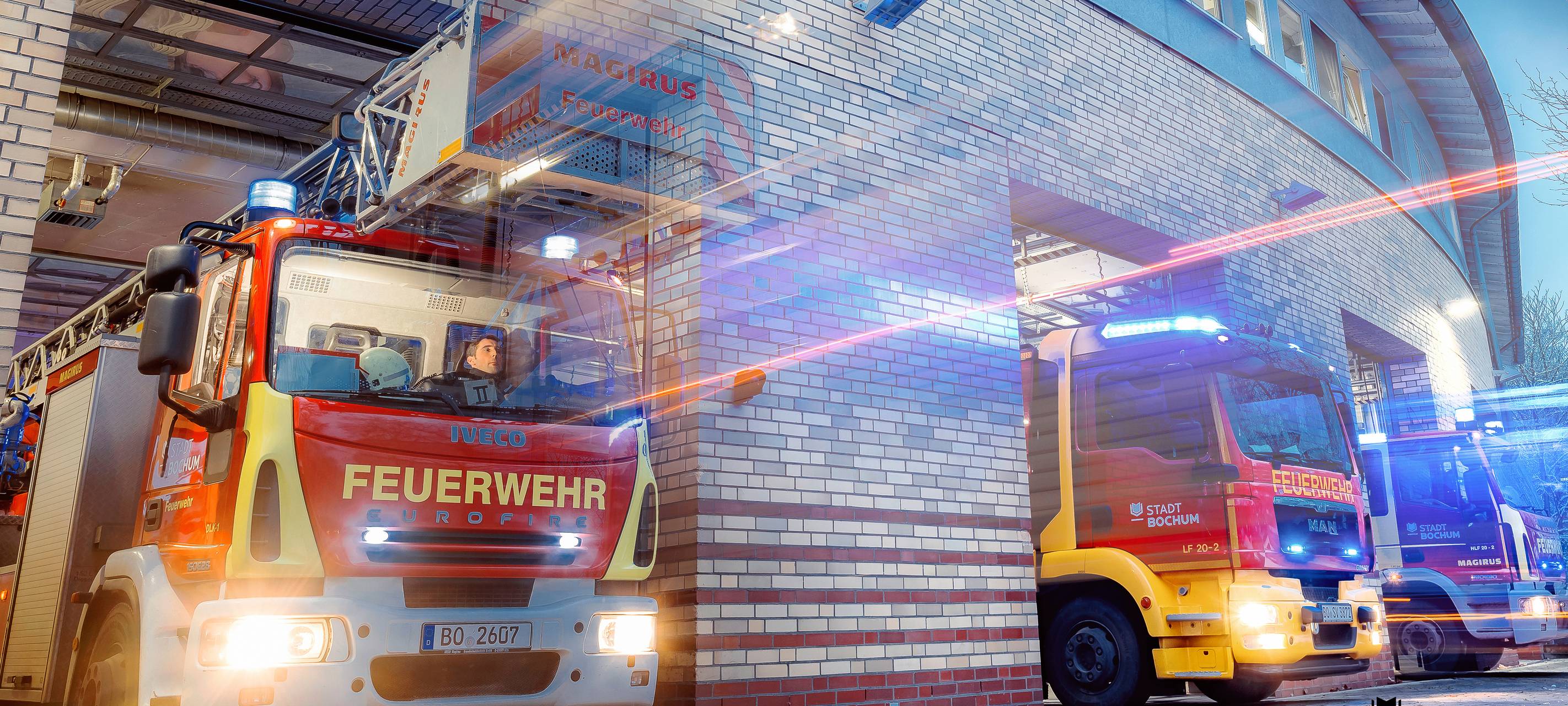 Mehrere Feuerwehrautos verlassen die Wache