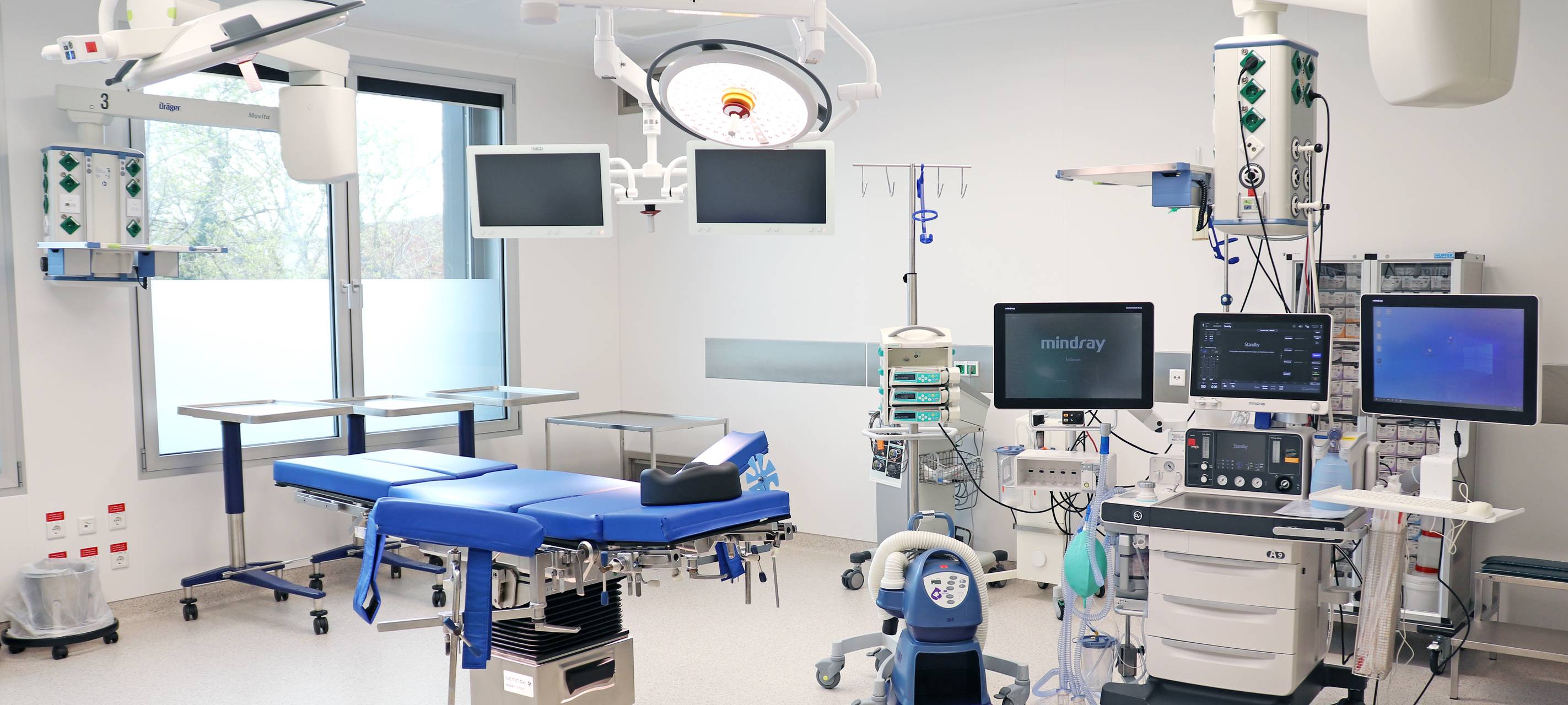 Ein leerer Operationssaal fertig vorbereitet für einen anstehenden Eingriff