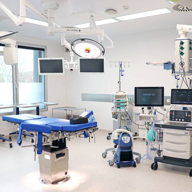 Ein leerer Operationssaal fertig vorbereitet für einen anstehenden Eingriff
