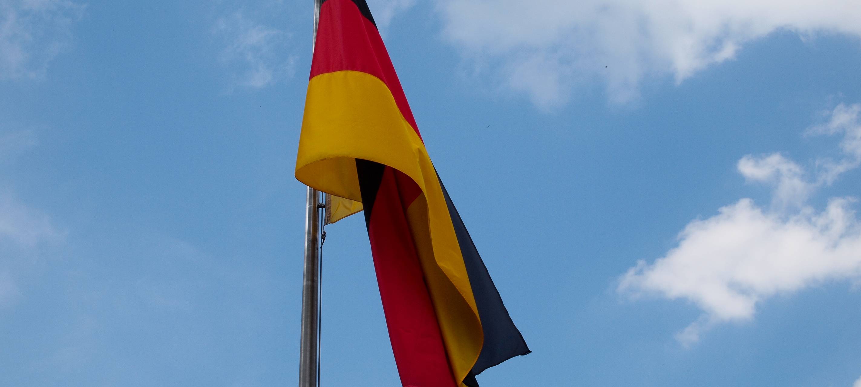 Deutschland-Fahne wird in Bochum gehisst