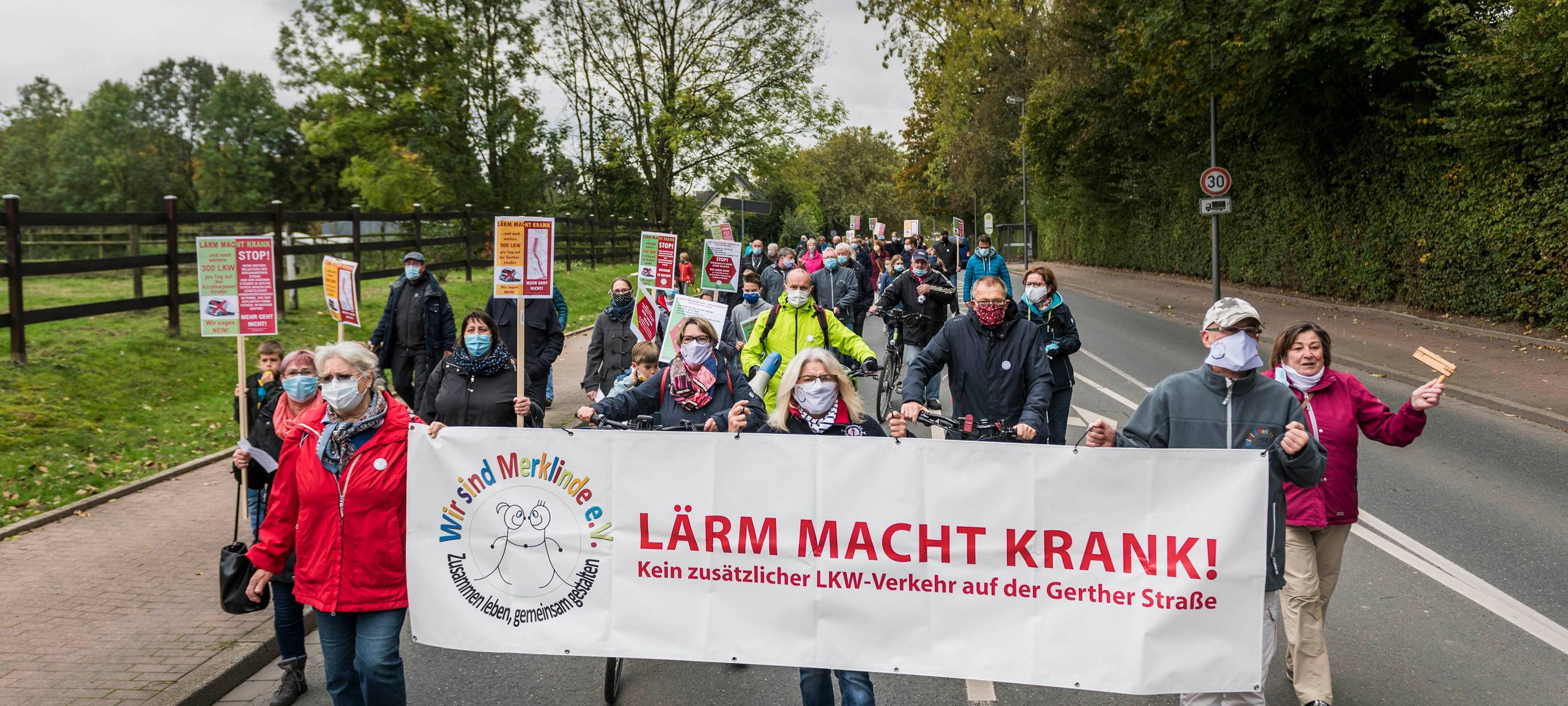 Bürger:innen ziehen bei einer Kundgebung am Freitag, 16. Oktober 2020 über die Kirchharpener Straße in Bochum-Gerthe.