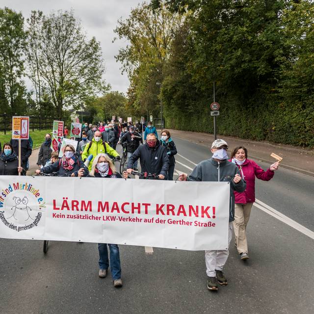  Bürger:innen ziehen bei einer Kundgebung am Freitag, 16. Oktober 2020 über die Kirchharpener Straße in Bochum-Gerthe.