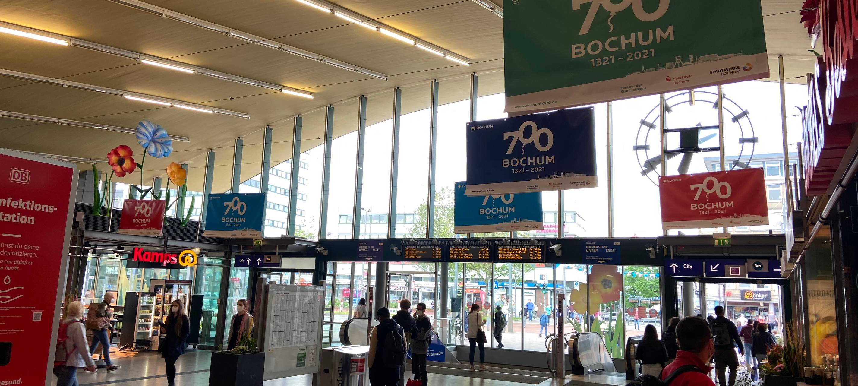 Bunte Banner mit der Aufschrift "700 Jahre" hängen im Foyer des Hauptbahhofes